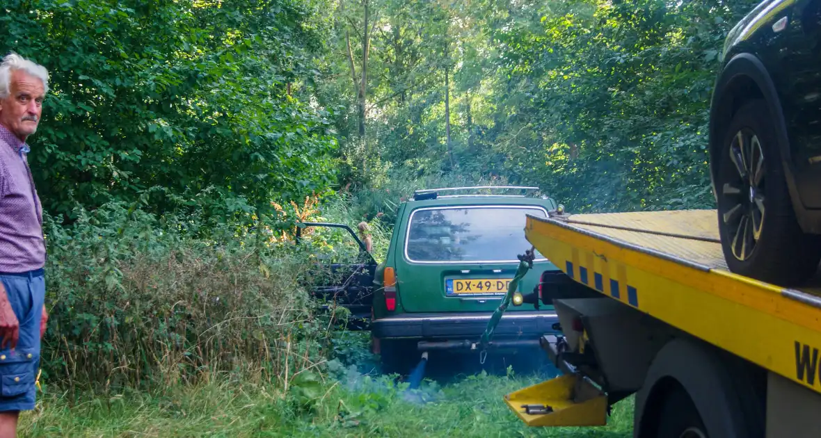 Kinderen ontdekken te water geraakte oude volvo