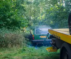 Kinderen ontdekken te water geraakte oude volvo