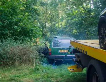 Kinderen ontdekken te water geraakte oude volvo