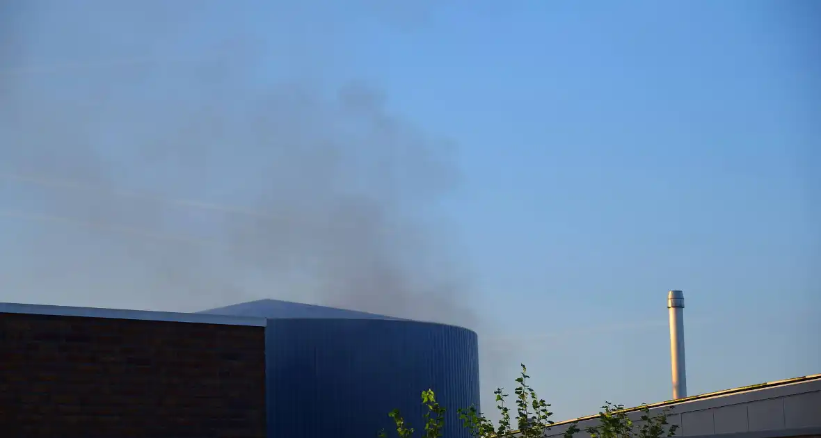 Brand in bedrijf veroorzaakt zwarte rookpluimen