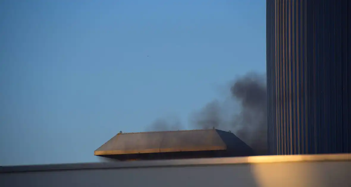 Brand in bedrijf veroorzaakt zwarte rookpluimen - Foto 2