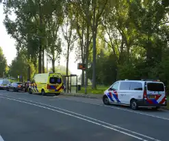 Bedrijfsbus en personenwagen in botsing