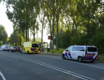 Bedrijfsbus en personenwagen in botsing