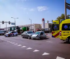 Personenwagen en brommobiel botsen op kruispun