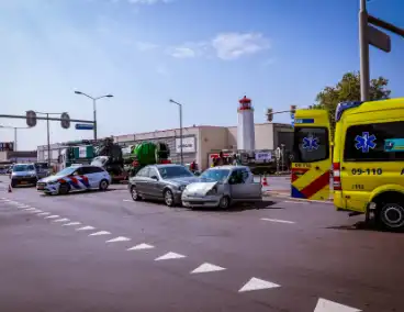 Personenwagen en brommobiel botsen op kruispun