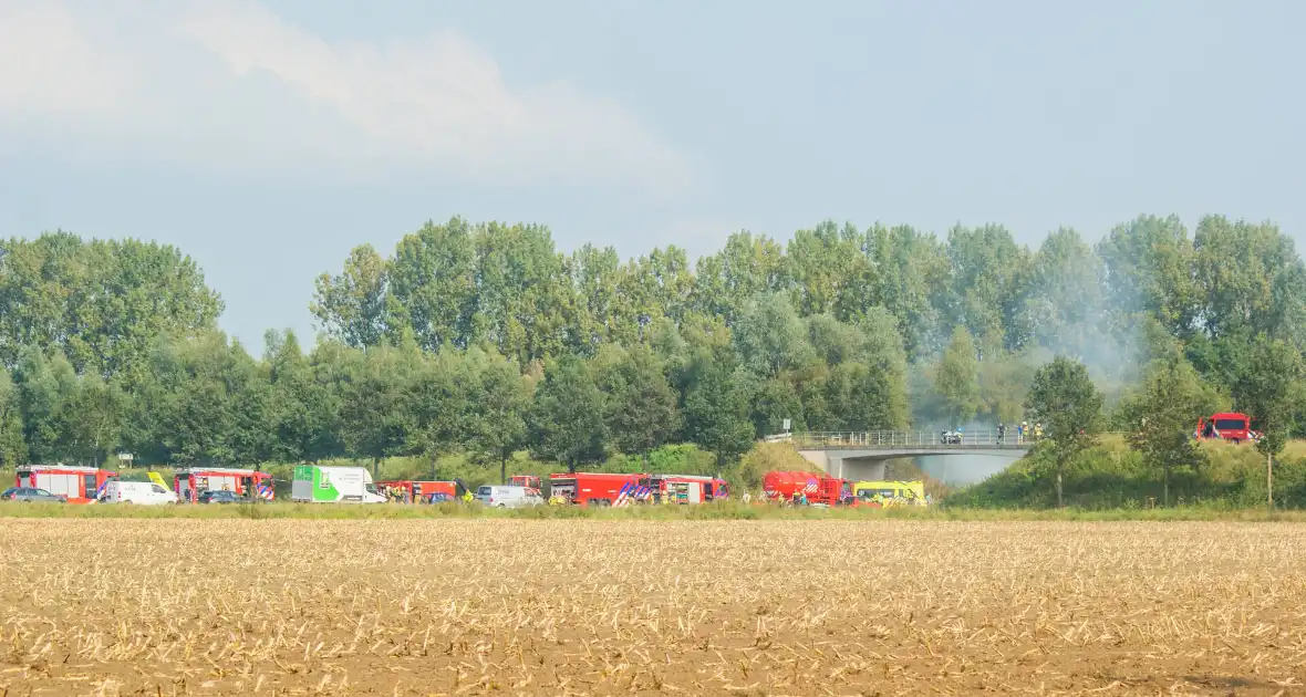 Frontale aanrijding tussen vrachtwagen en personenauto