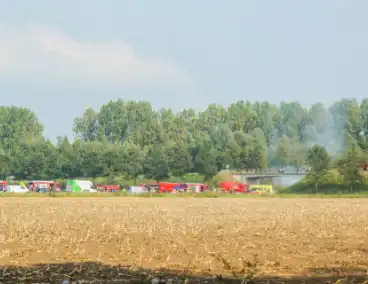 Frontale aanrijding tussen vrachtwagen en personenauto