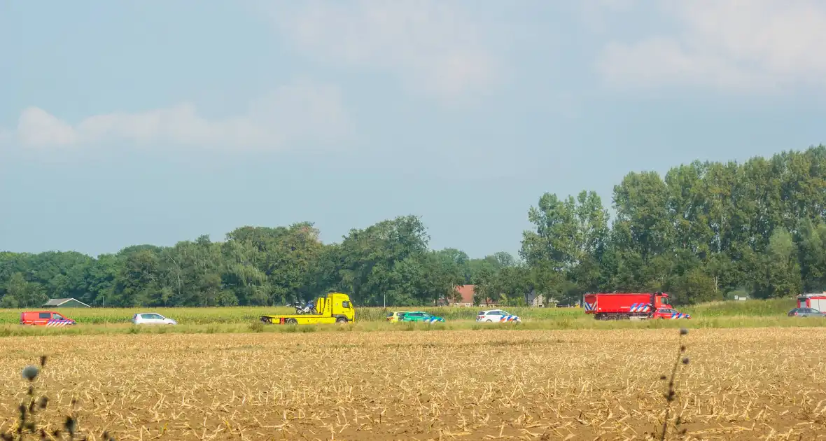 Frontale aanrijding tussen vrachtwagen en personenauto - Foto 1