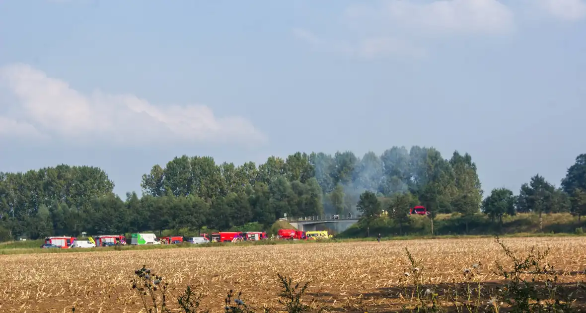 Frontale aanrijding tussen vrachtwagen en personenauto - Foto 2