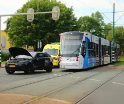 Schade na botsing tussen tram en auto