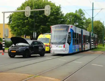 Schade na botsing tussen tram en auto