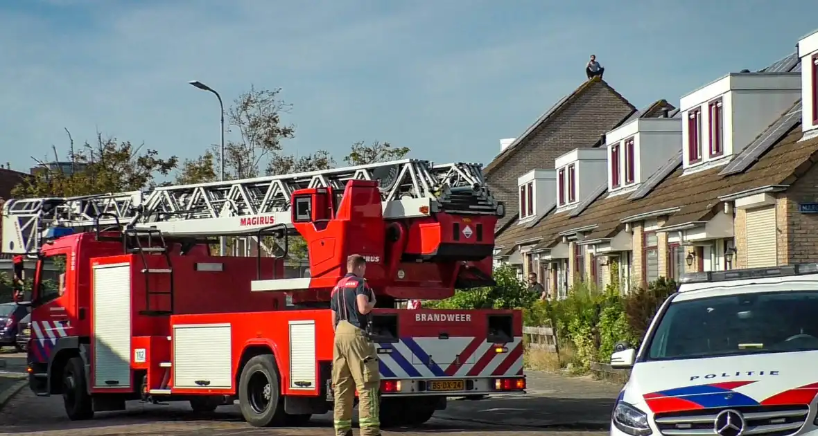 Deel woonwijk afgesloten nadat persoon op dak klimt