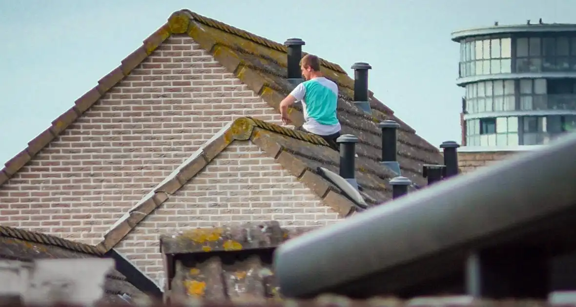 Deel woonwijk afgesloten nadat persoon op dak klimt - Foto 1