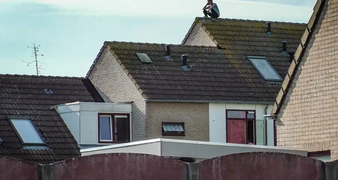 Deel woonwijk afgesloten nadat persoon op dak klimt - Foto 2
