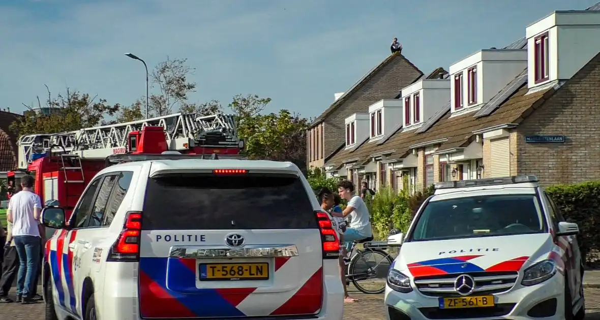 Deel woonwijk afgesloten nadat persoon op dak klimt - Foto 4