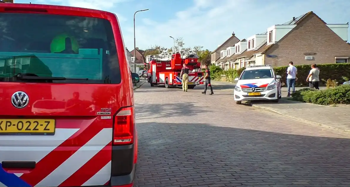 Deel woonwijk afgesloten nadat persoon op dak klimt - Foto 5