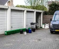 Politie ontdekt drugslab in garagebox