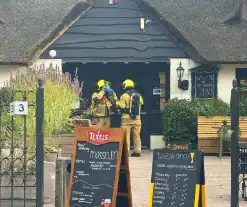 Brand in wasmand vol handdoeken bij restaurant