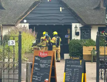 Brand in wasmand vol handdoeken bij restaurant