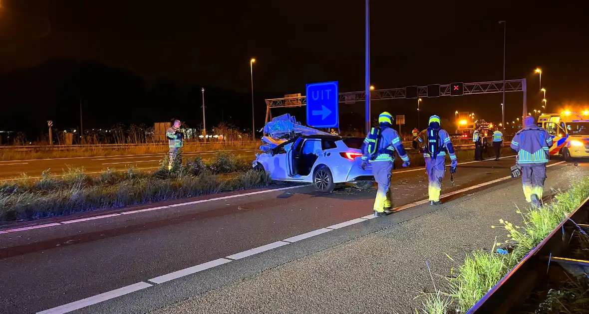 Auto klapt op rimpelbuisobstakelbeveiliger tijdens achtervolging