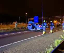 Auto klapt op rimpelbuisobstakelbeveiliger tijdens achtervolging