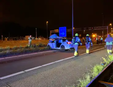 Auto klapt op rimpelbuisobstakelbeveiliger tijdens achtervolging