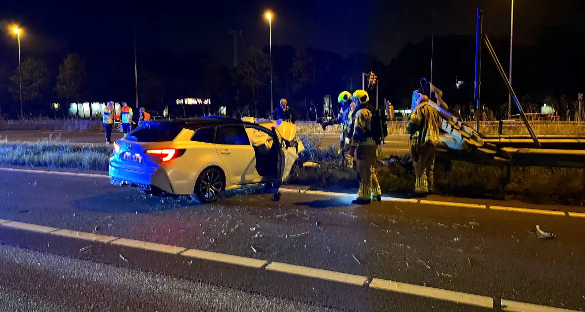 Auto klapt op rimpelbuisobstakelbeveiliger tijdens achtervolging - Foto 1