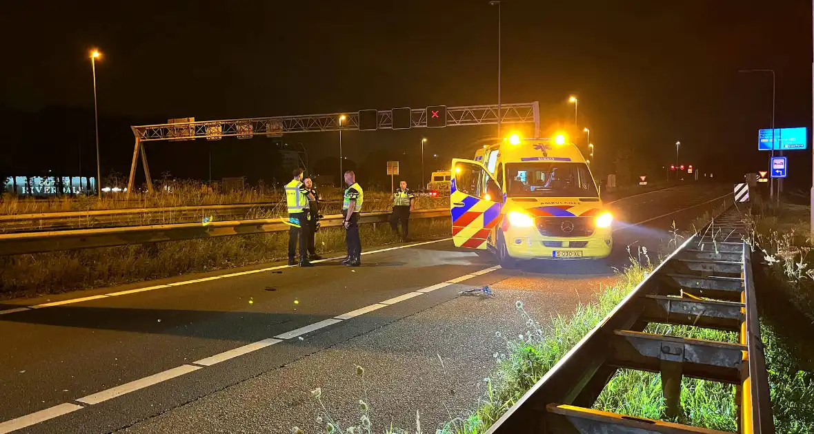 Auto klapt op rimpelbuisobstakelbeveiliger tijdens achtervolging - Foto 2