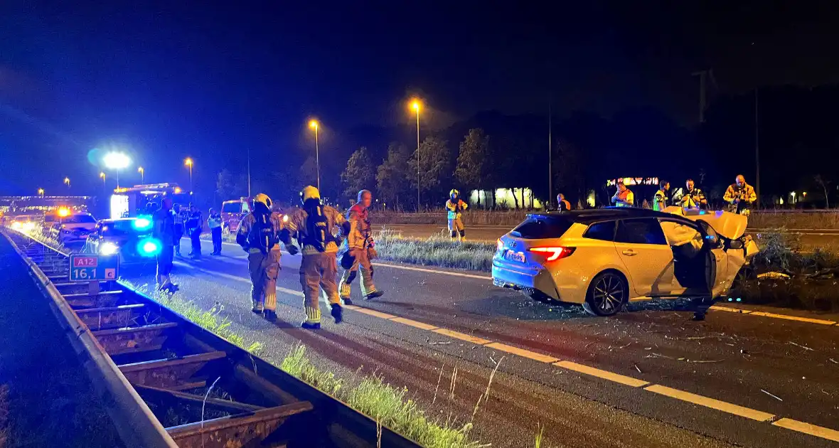 Auto klapt op rimpelbuisobstakelbeveiliger tijdens achtervolging - Foto 3
