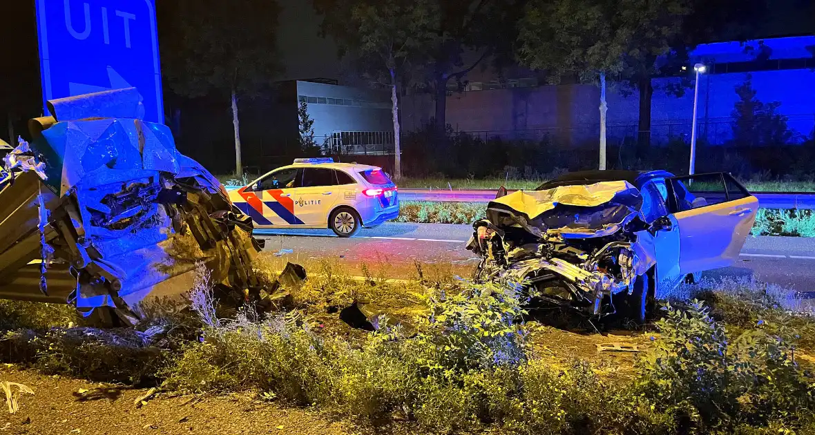 Auto klapt op rimpelbuisobstakelbeveiliger tijdens achtervolging - Foto 4