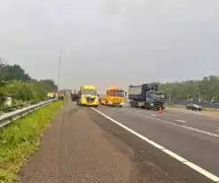 Auto zwaar beschadigd na ongeval op de snelweg