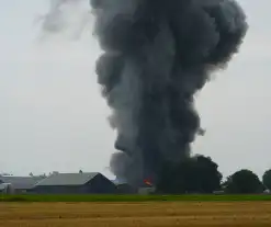 Rookontwikkeling bij zeer grote brand in loods