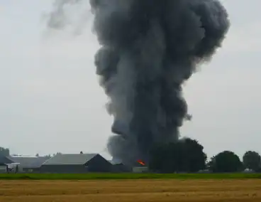 Rookontwikkeling bij zeer grote brand in loods