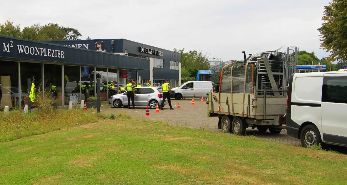 Politie houdt controle bij tankstation