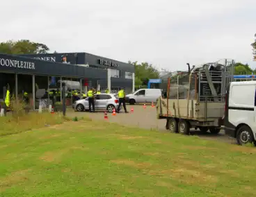 Politie houdt controle bij tankstation