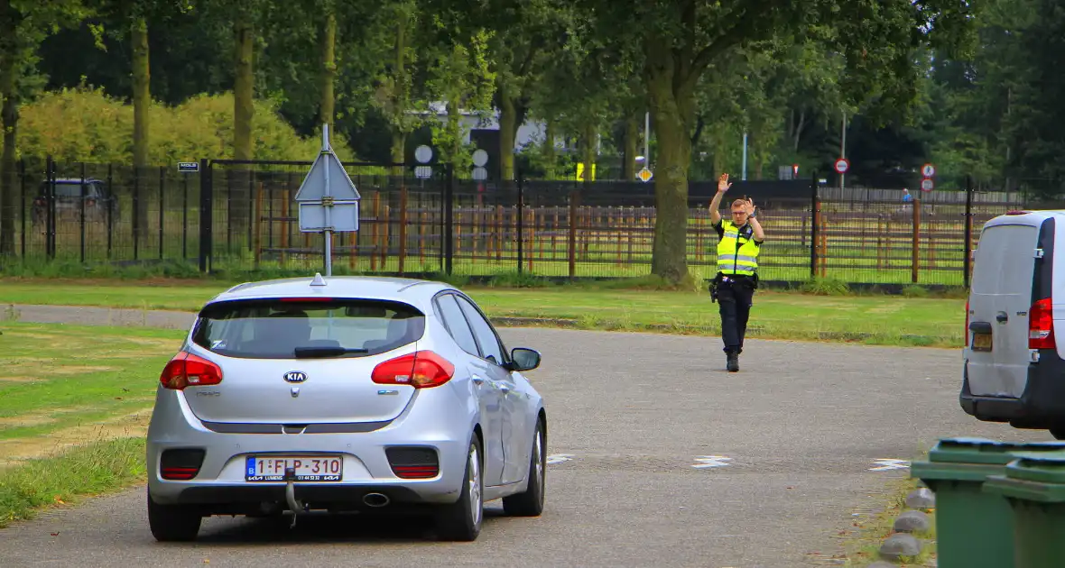 Politie houdt controle bij tankstation - Foto 1