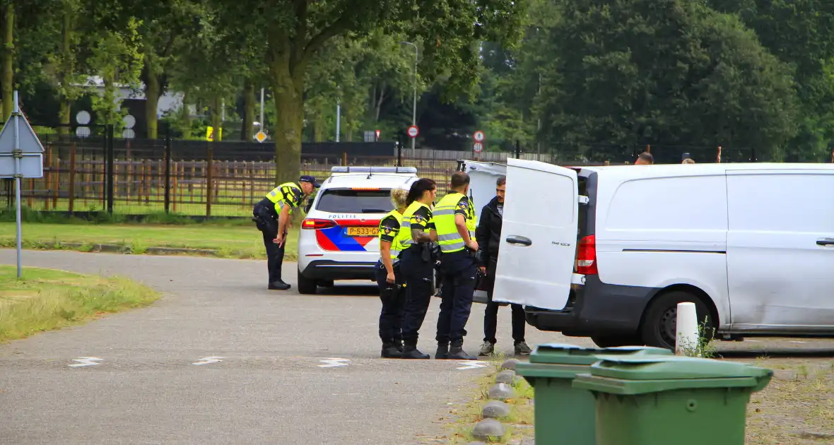 Politie houdt controle bij tankstation - Foto 10