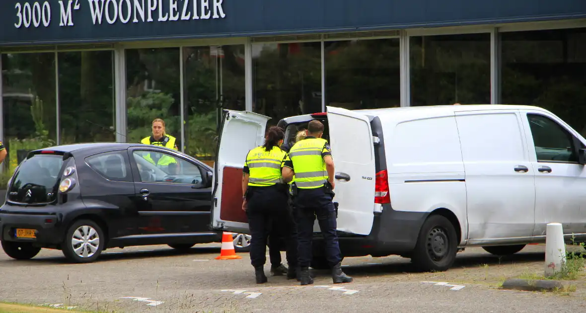 Politie houdt controle bij tankstation - Foto 11