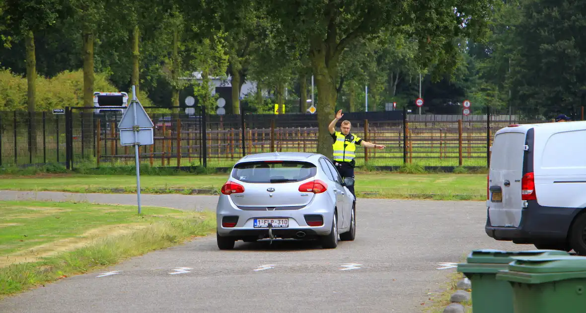 Politie houdt controle bij tankstation - Foto 2