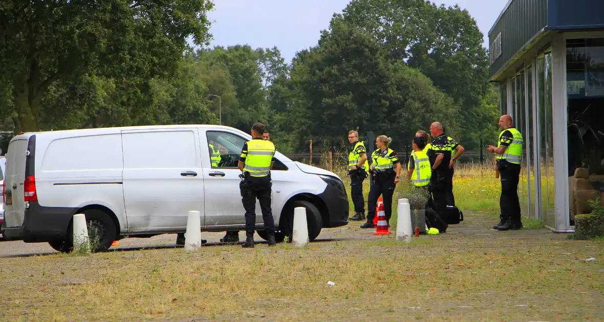 Politie houdt controle bij tankstation - Foto 3