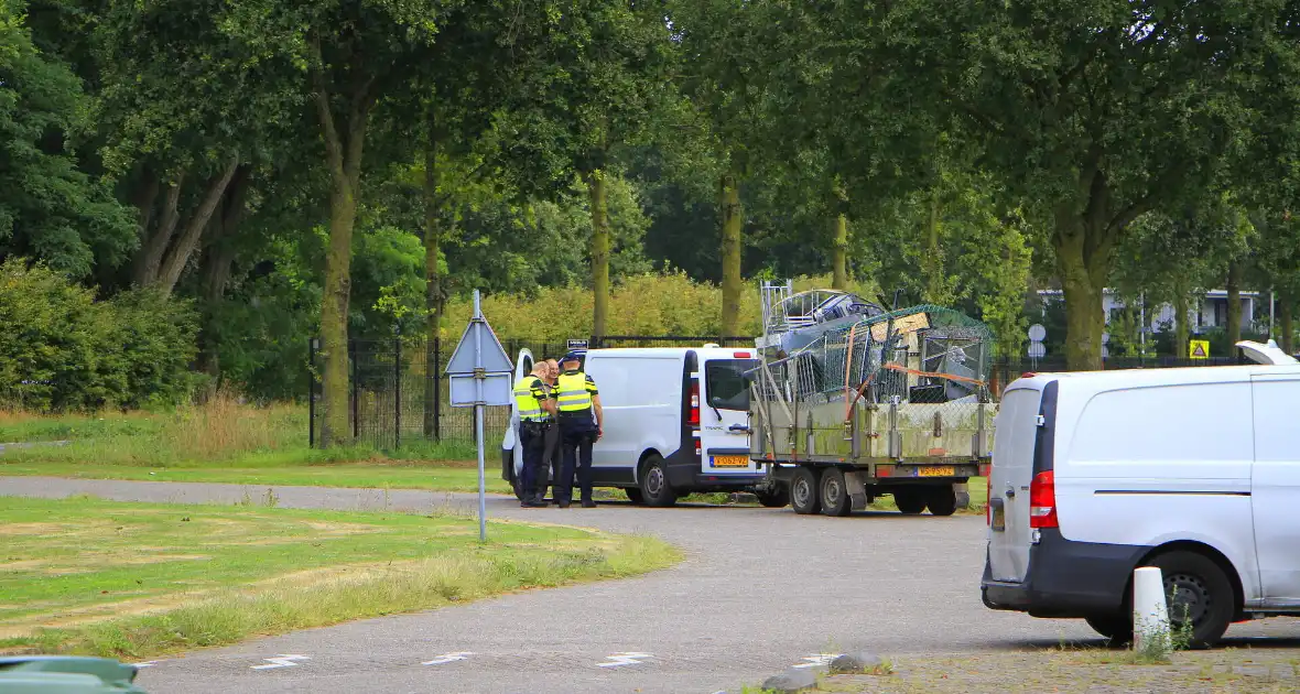 Politie houdt controle bij tankstation - Foto 4