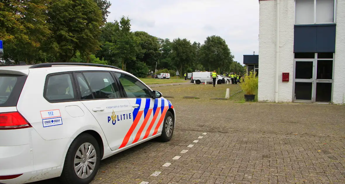 Politie houdt controle bij tankstation - Foto 5