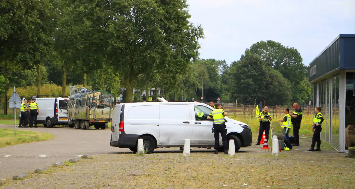 Politie houdt controle bij tankstation - Foto 6