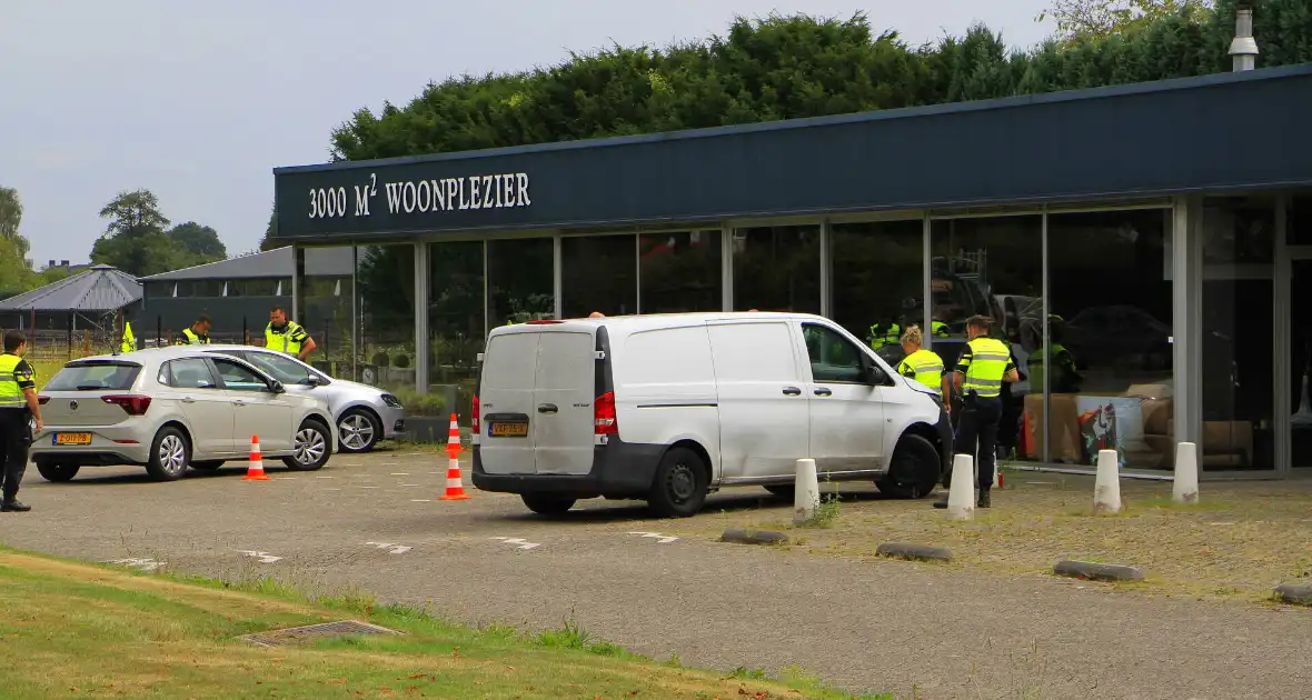 Politie houdt controle bij tankstation - Foto 7