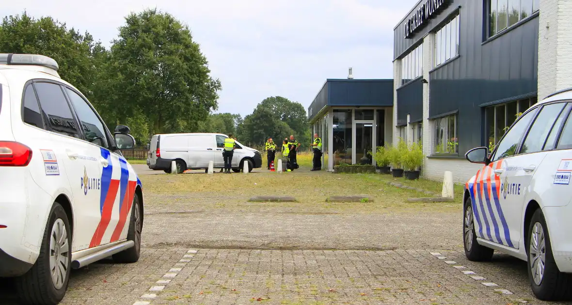 Politie houdt controle bij tankstation - Foto 8