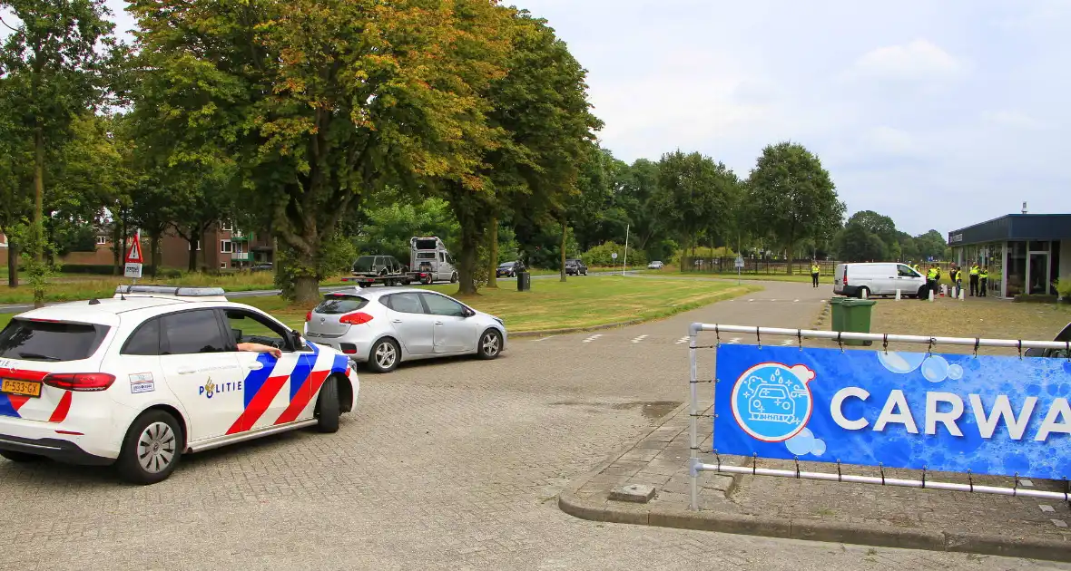 Politie houdt controle bij tankstation - Foto 9