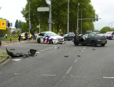 Politieauto zwaar beschadigd bij aanrijding, agent gewond