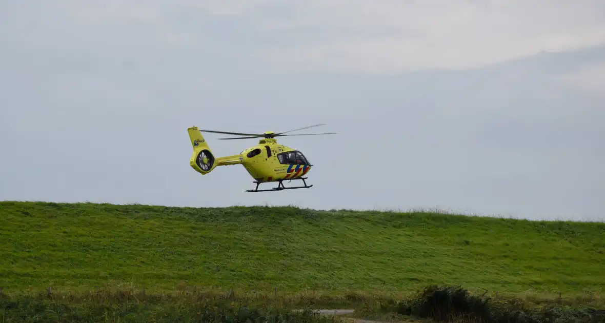 Traumahelikopter landt voor medische noodsituatie bij duiklocatie