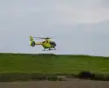 Traumahelikopter landt voor medische noodsituatie bij duiklocatie