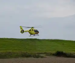 Traumahelikopter landt voor medische noodsituatie bij duiklocatie